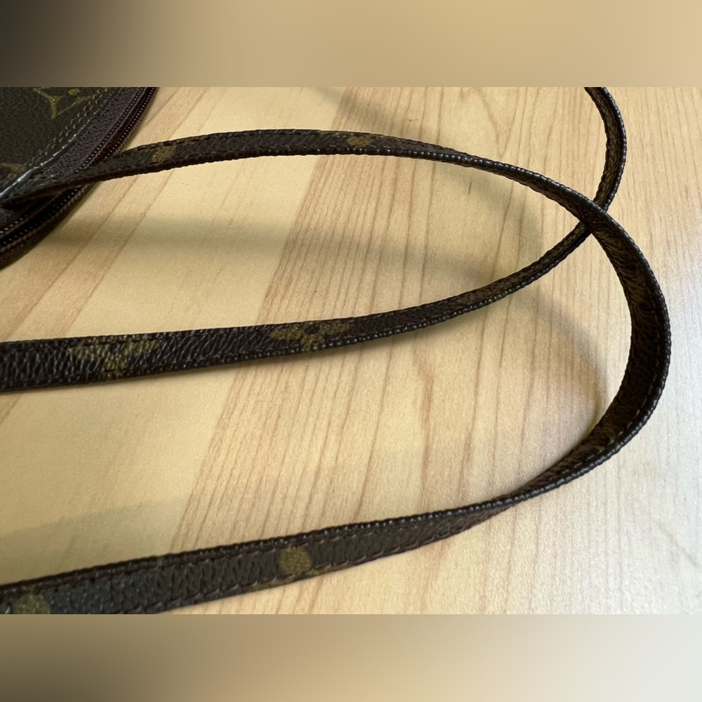 Vintage Louis Vuitton- 1986  LV Pochette
Secret / Rare Shoulder Bag - Picture 5 of 17